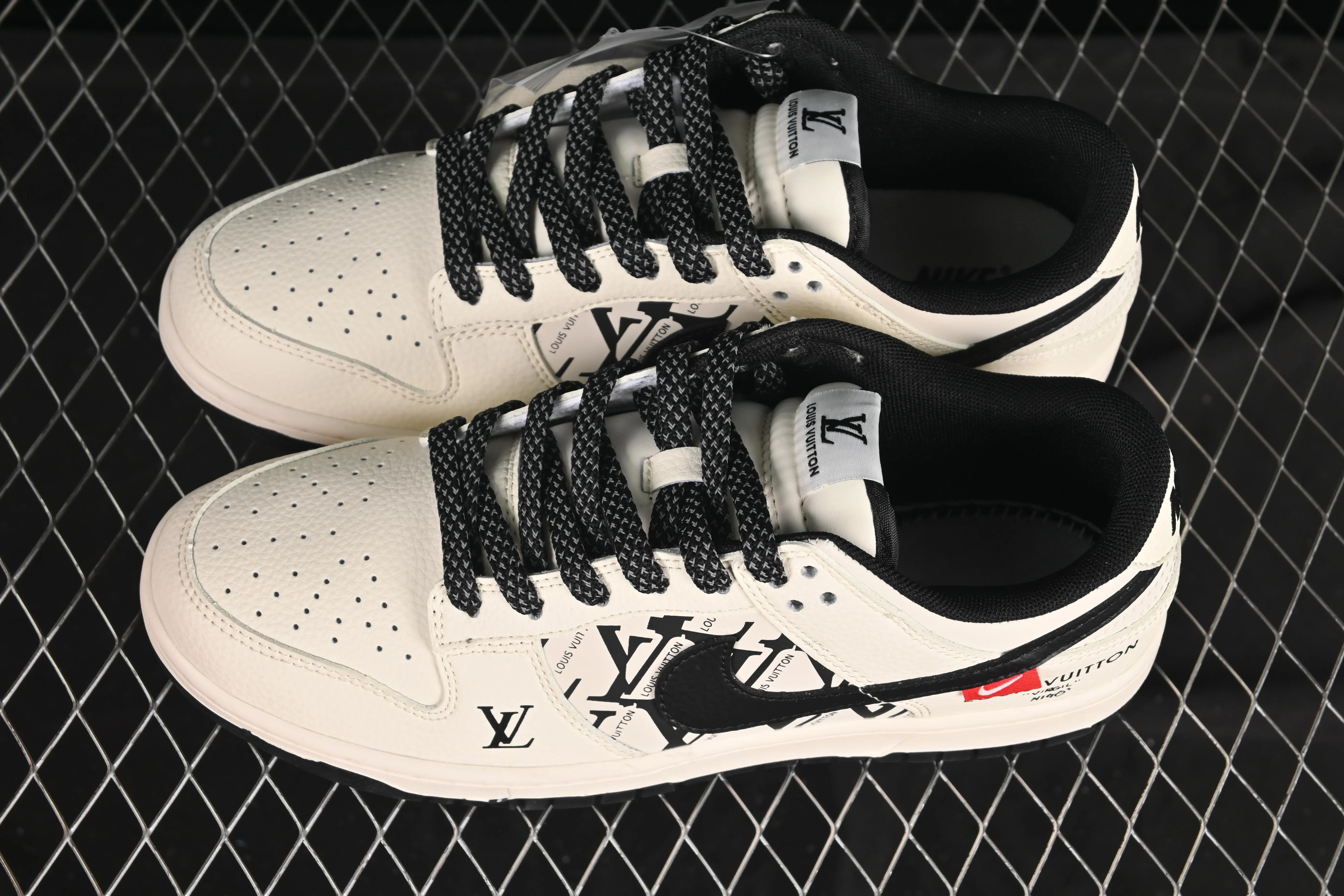 All categories Nk SB Dunk Series Nk SB Dunk Low High-end customized low-top sneakers Nike SB Dunk Low LV co-branded printed beige high-end customized low-top casual sneakers QW5836-021